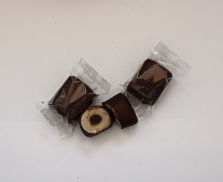 Imagen del nuevo tronquito de mazapán y chocolate con leche de Mazapanes García de Blas - vista del tronquito con envase individual y partido por la mitad
